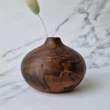 Load image into Gallery viewer, Sunny Beaux English Walnut Root squat vase (Sunny87)